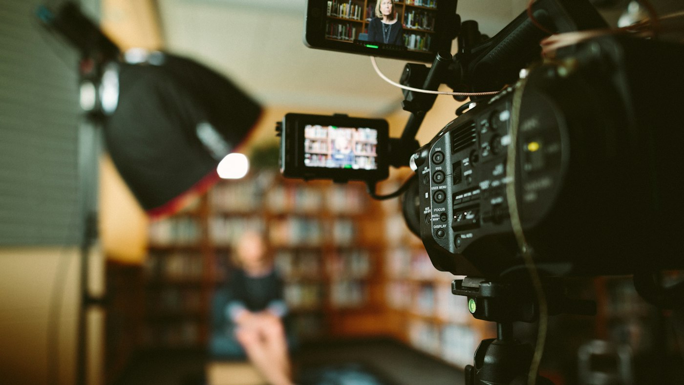 Cadreur documentaire interviewant une personne sur un lieu de travail